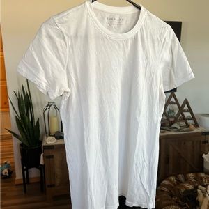 Medium Everlane t-shirt